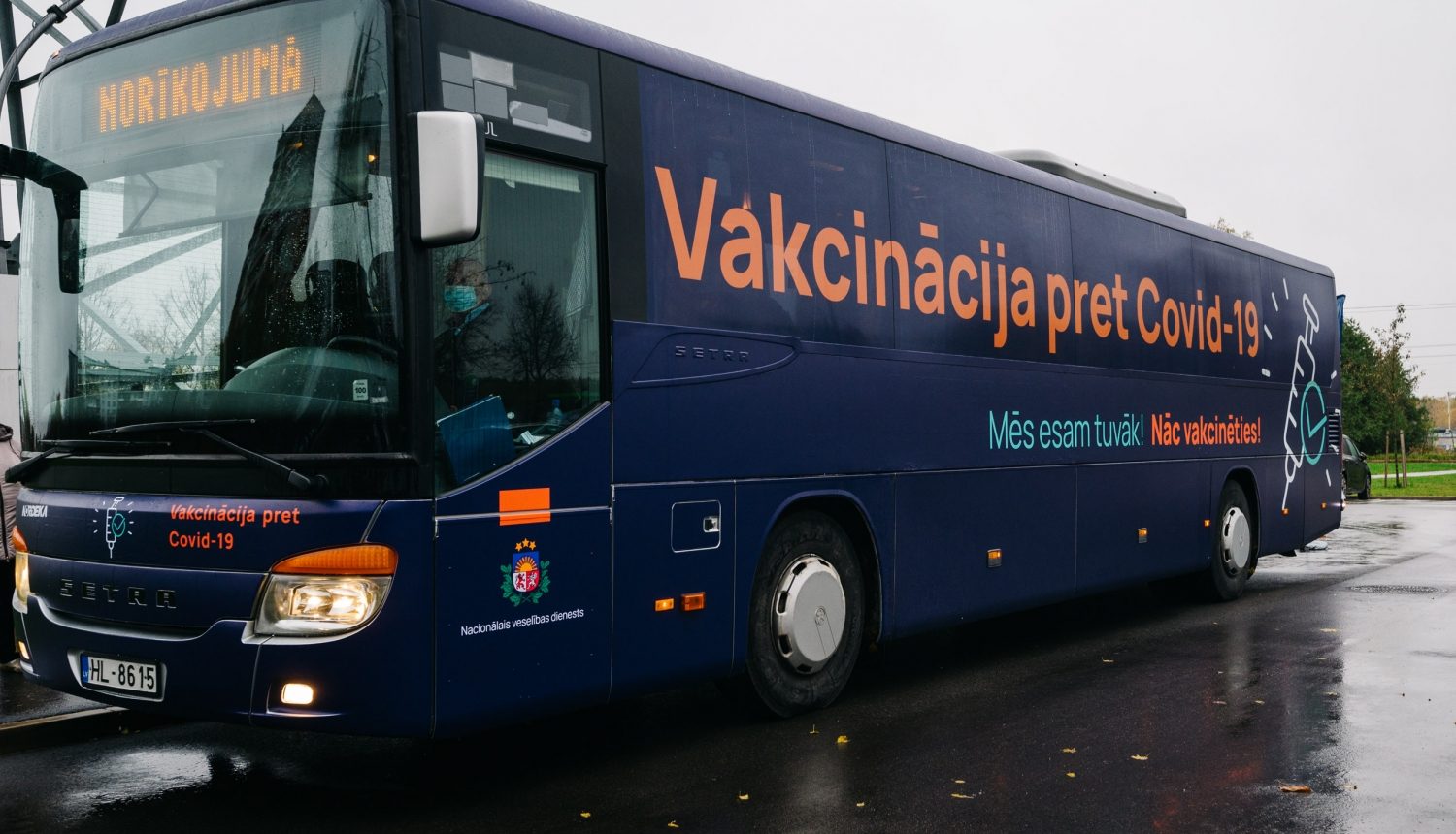 В микрорайонах Риги продолжают прививать от Covid-19 в специализированных автобусах В микрорайонах Риги продолжают прививать от Covid-19 в специализированных автобусах