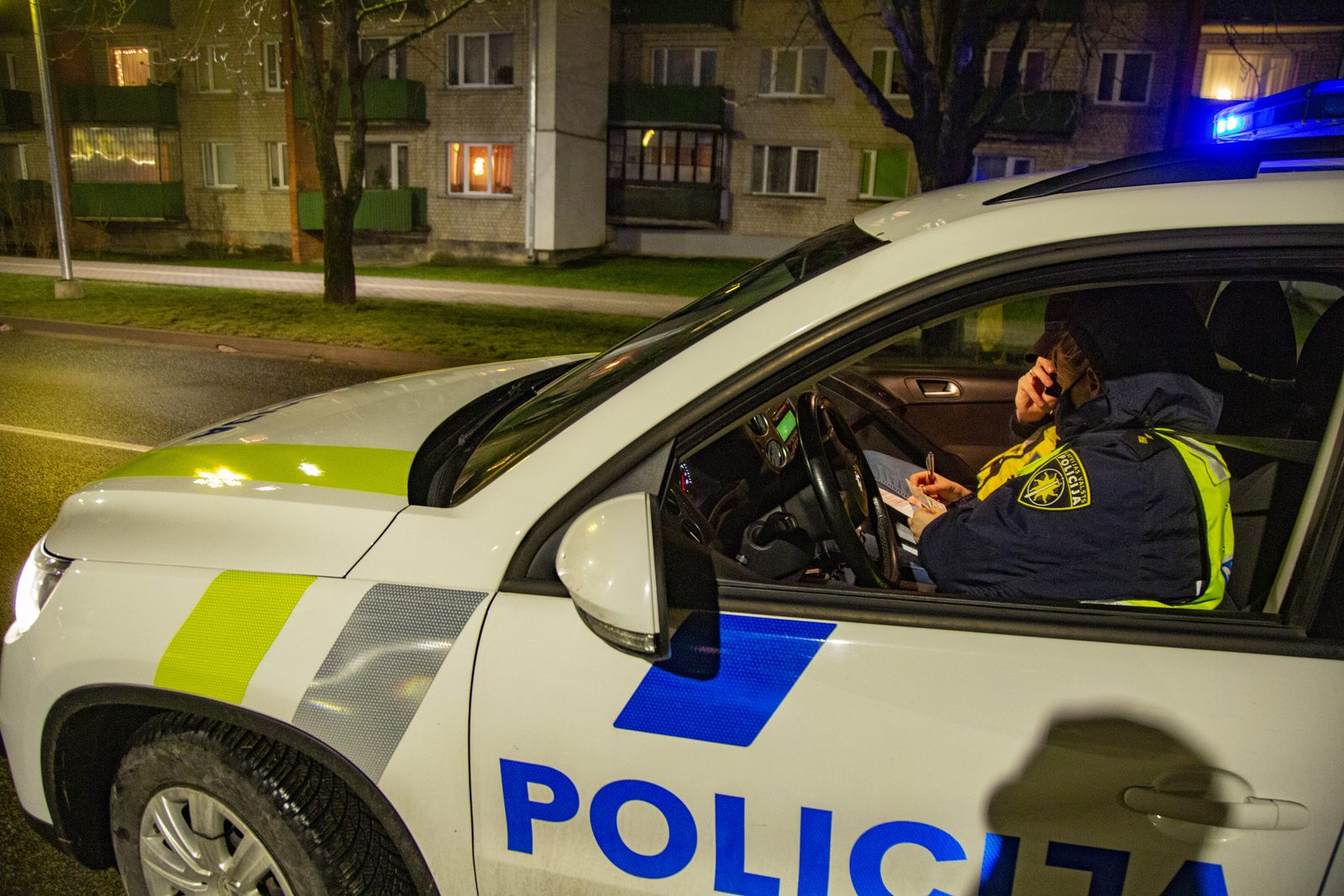 Komandantstundas ierobežojumu pārkāpēji pret policistiem izturējušies agresīvi Komandantstundas ierobežojumu pārkāpēji pret policistiem izturējušies agresīvi
