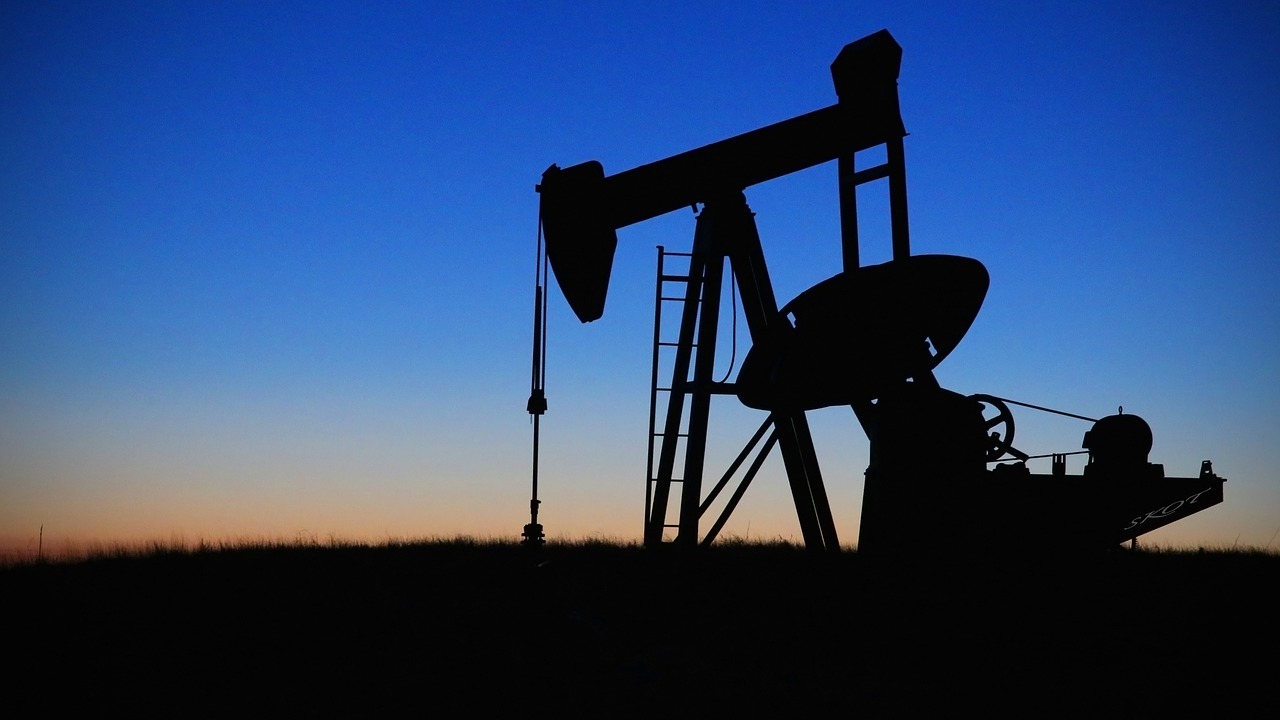 Цена нефти Brent упала ниже 50 долларов. Вслед упал рубль