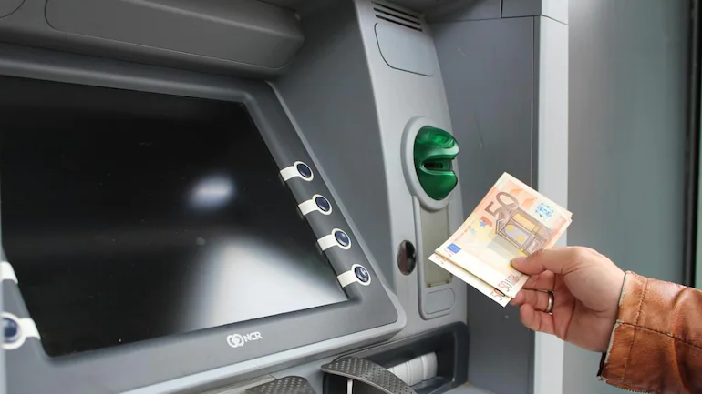 Режим работы банкоматов и пакоматов оставили в ведение торговых центров Режим работы банкоматов и пакоматов оставили в ведение торговых центров