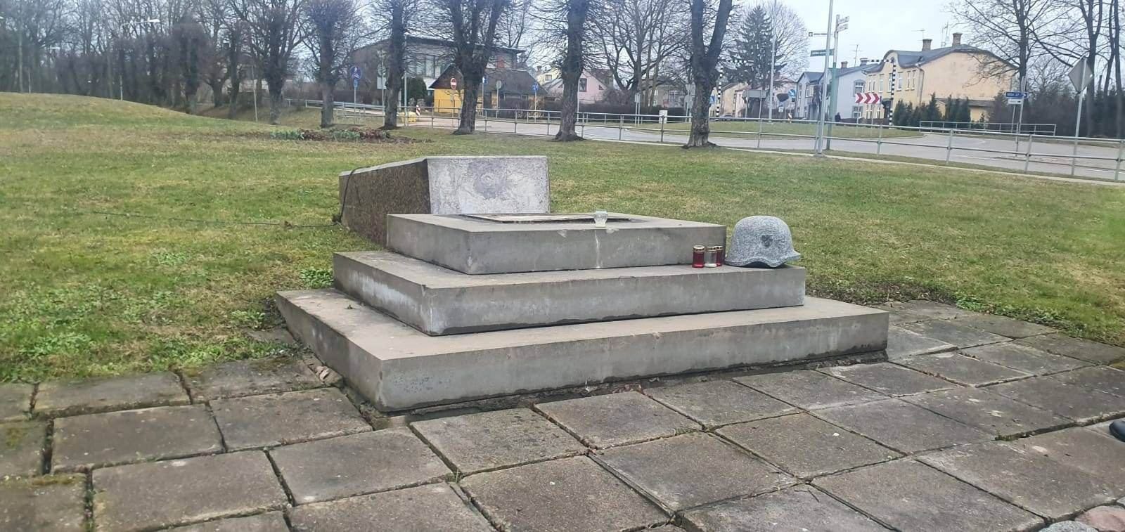 В Бауске повалили памятник легионерам В Бауске повалили памятник легионерам