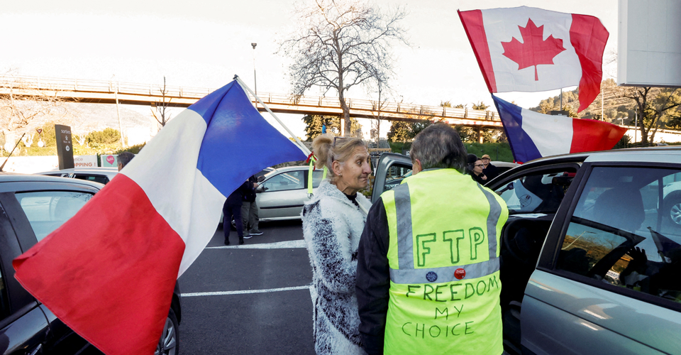 Европа протестует и снимает маски