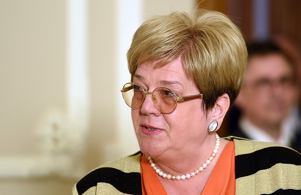 "Санитар в больнице получит больше школьного учителя". Профессор прокомментировала бюджет на 2022 год
