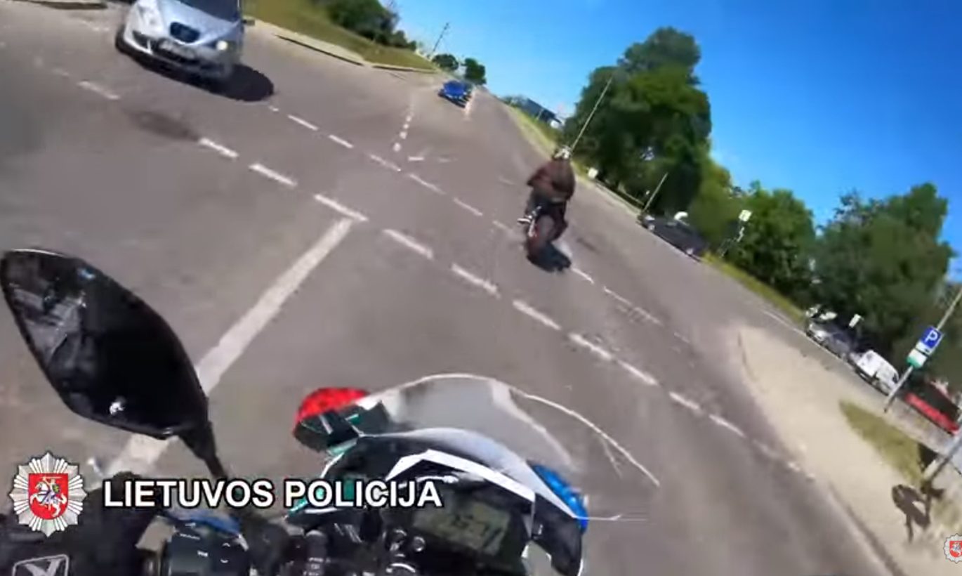 Полиция Вильнюса гналась за мотоциклистом на скорости в 200 км/ч