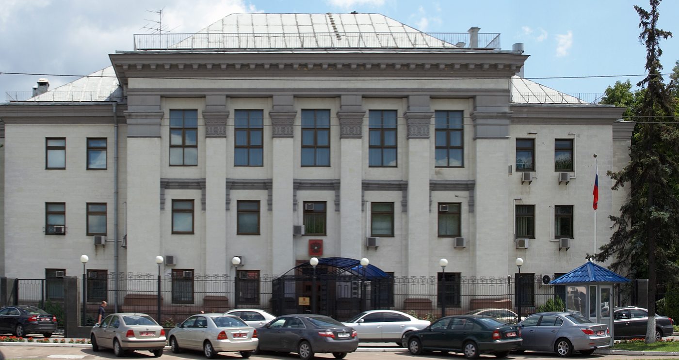 Российские дипломаты начали покидать Киев Российские дипломаты начали покидать Киев