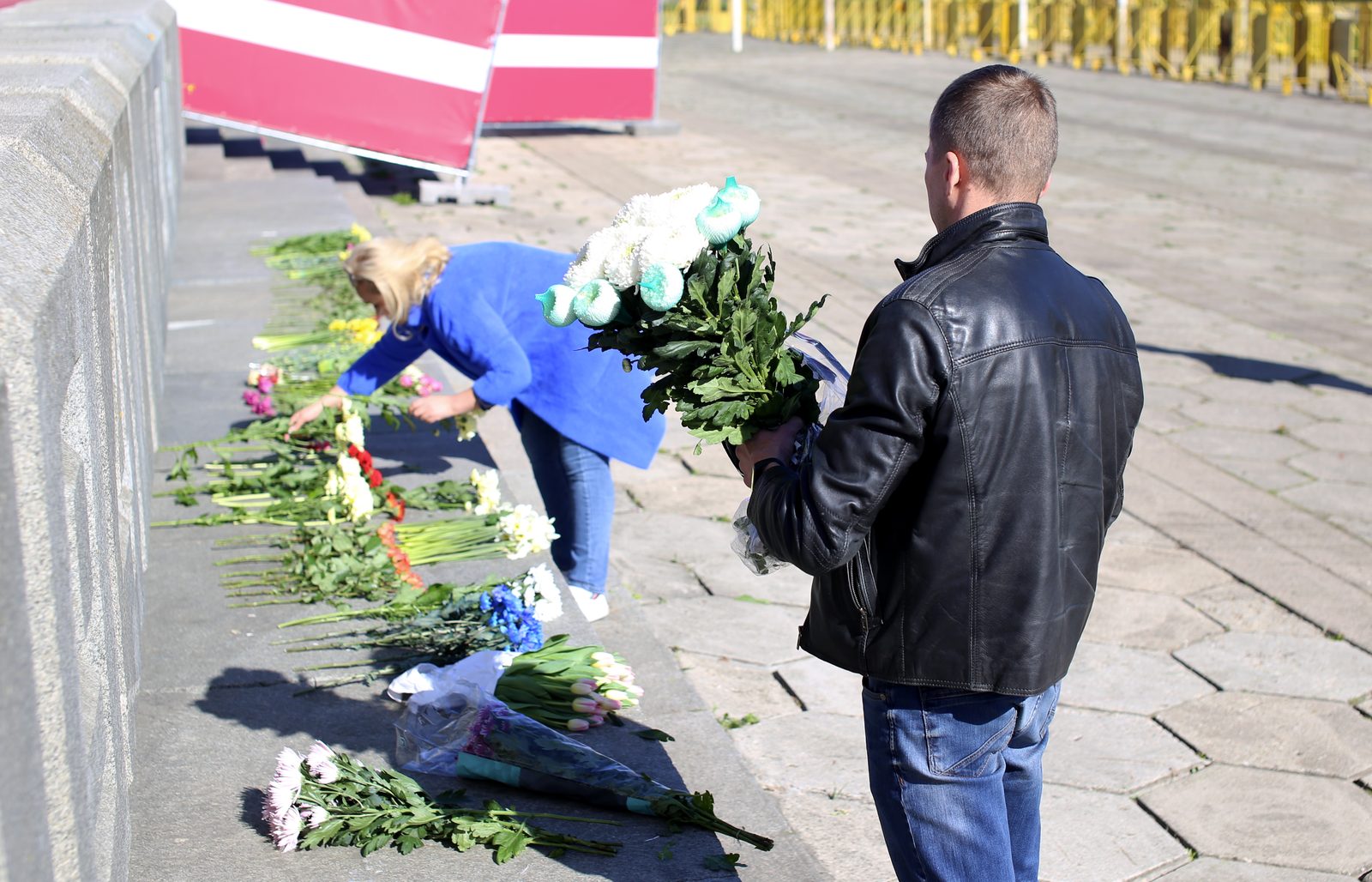 Продолжают нести цветы к памятнику Освободителям Продолжают нести цветы к памятнику Освободителям