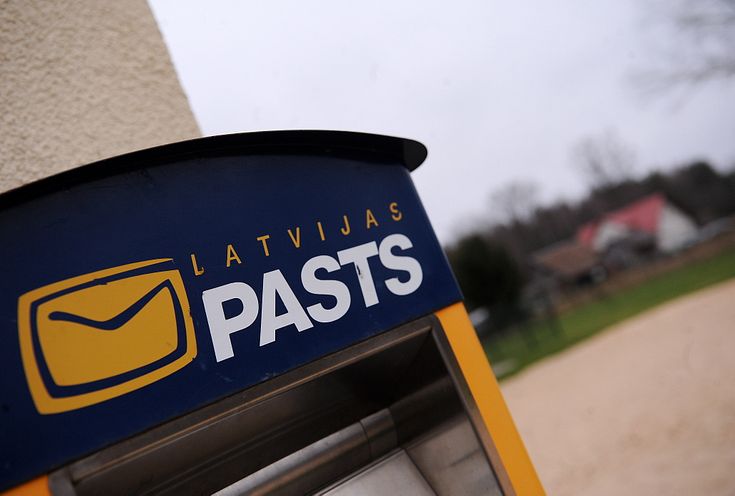 Latvijas pasts: "Можем распространять газету о вакцинации на любом языке"