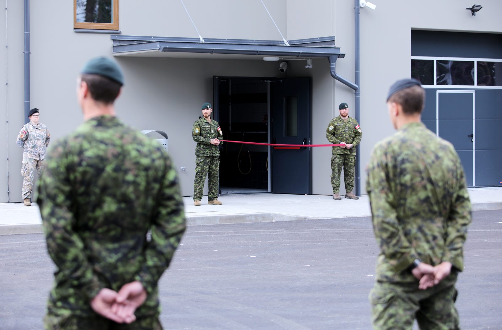 Pret Covid-19 nevakcinētie karavīri nevarēs piedalīties militārajās mācībās, komandējumos, dienesta sanāksmēs Pret Covid-19 nevakcinētie karavīri nevarēs piedalīties militārajās mācībās, komandējumos, dienesta sanāksmēs