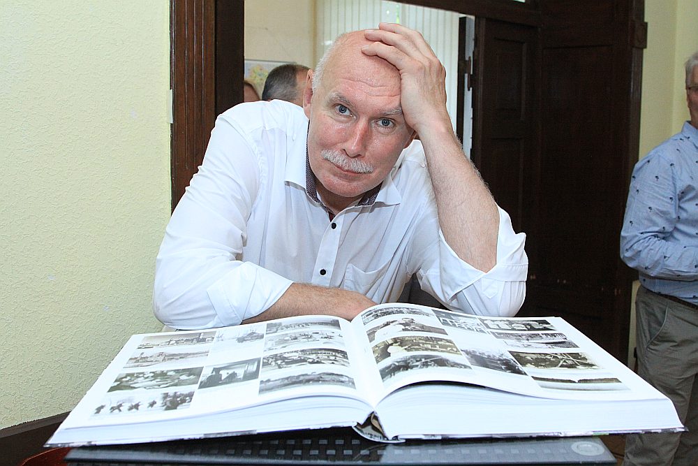 Петерис Апинис: очередь у аптеки как способ правительства бороться с вирусом Петерис Апинис: очередь у аптеки как способ правительства бороться с вирусом