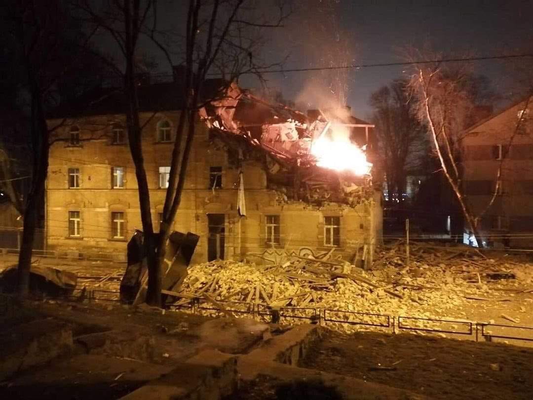 В Агенскалнсе у здания, поврежденного взрывом, восстановлено движение