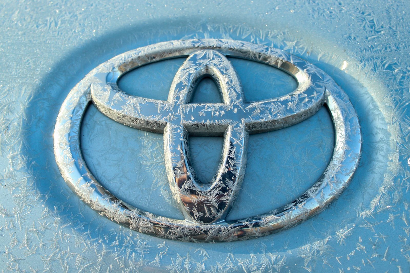 "Ford" un "Toyota" pusvadītāju deficīta dēļ samazina ražošanu ASV