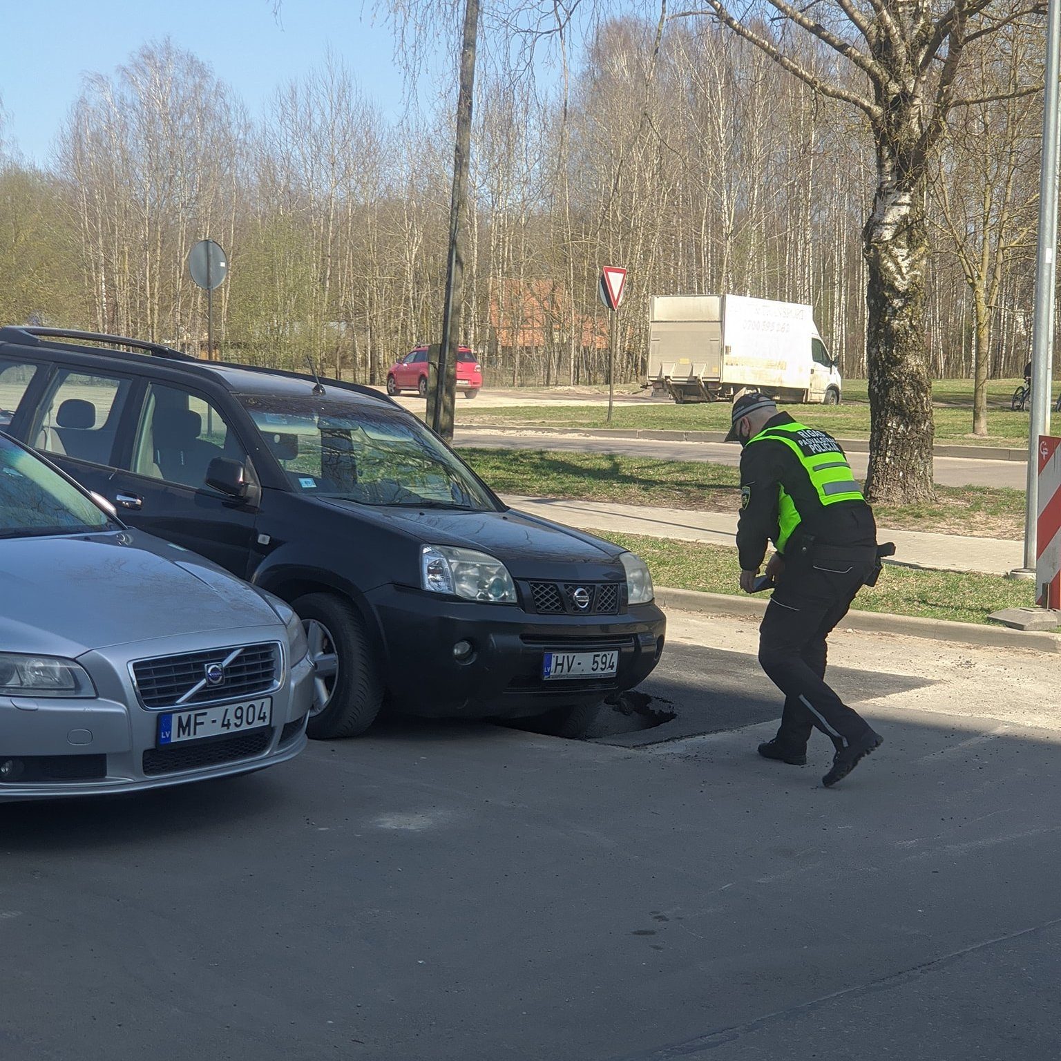 В Пардаугаве снова образовалась яма, которую залатали за 18800 евро