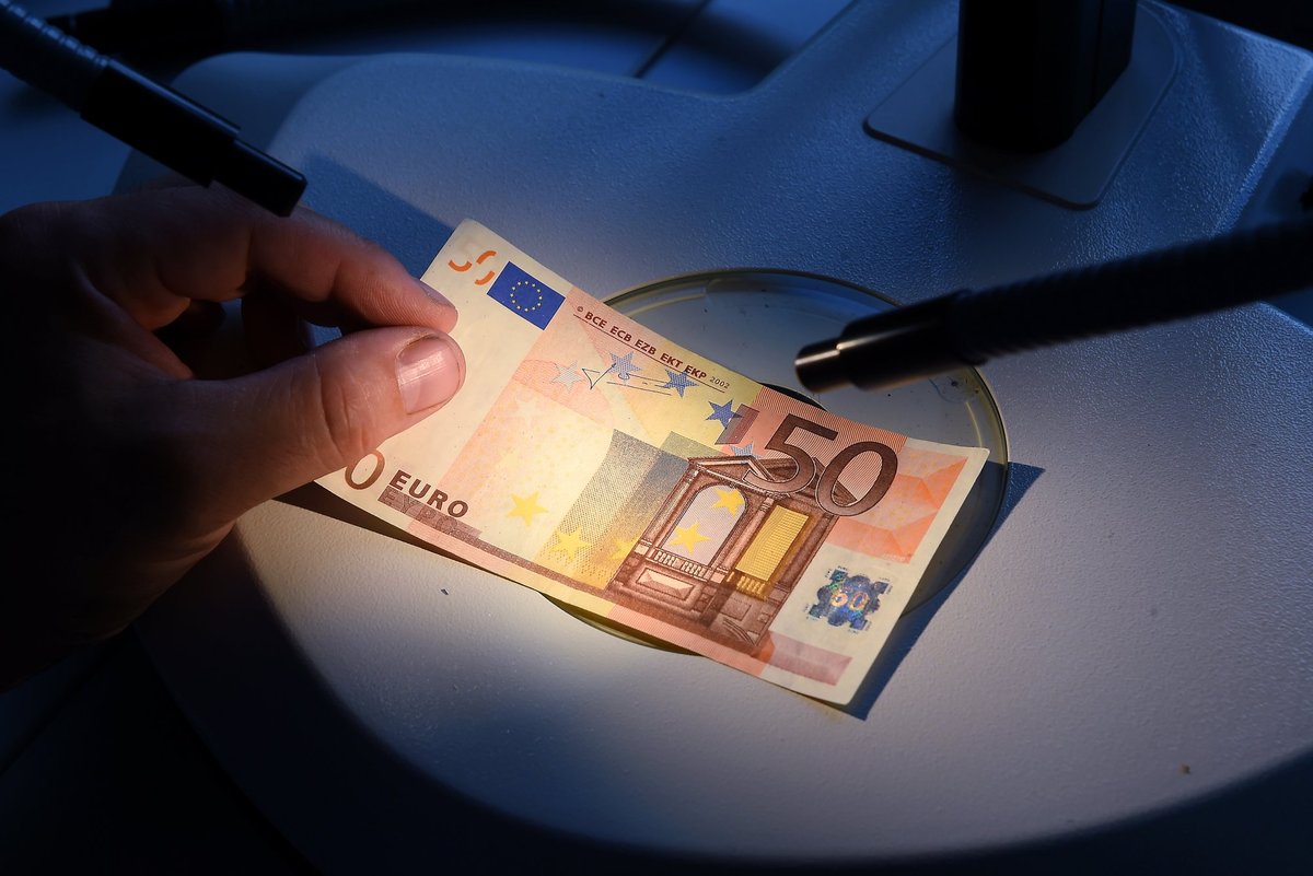 Latvijā konstatēto eiro naudaszīmju viltojumu skaits pērn samazinājies par 20% Latvijā konstatēto eiro naudaszīmju viltojumu skaits pērn samazinājies par 20%