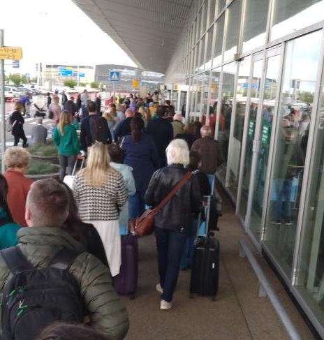 В европейских аэропортах длинные очереди В европейских аэропортах длинные очереди