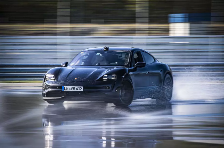 Porsche Taycan внесли в Книгу рекордов Гиннесса Porsche Taycan внесли в Книгу рекордов Гиннесса