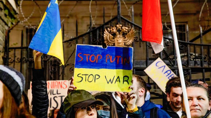 Трюфели, премиум-авто и энергетика: что в 4-м пакете санкций ЕС против России Трюфели, премиум-авто и энергетика: что в 4-м пакете санкций ЕС против России