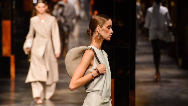 Fendi на новом показе в Милане вернул в моду стиль диско Fendi на новом показе в Милане вернул в моду стиль диско