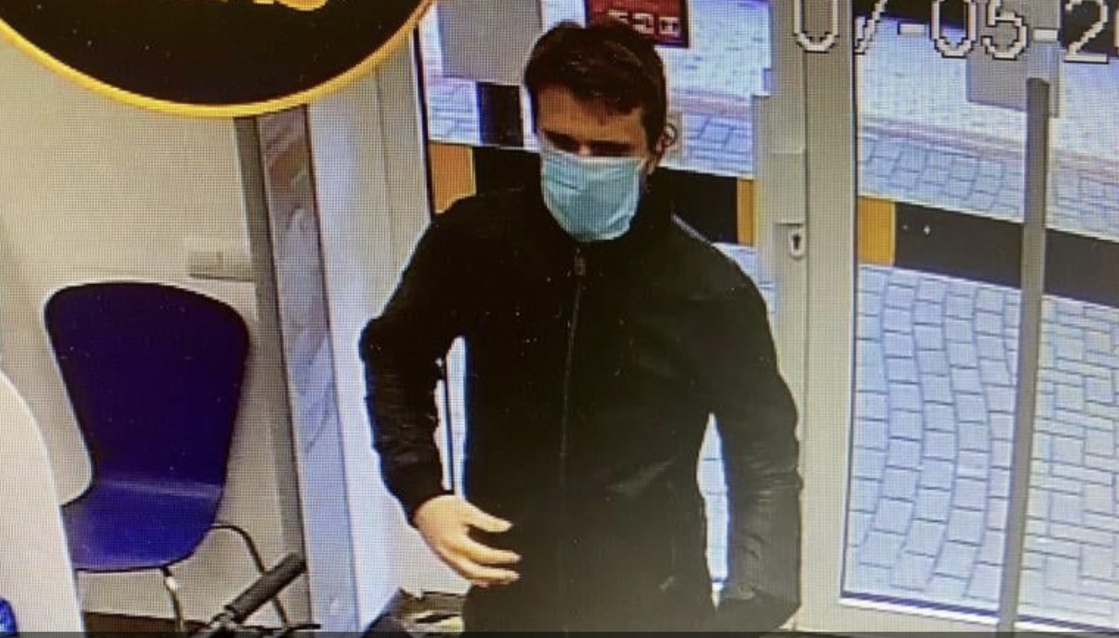 Полиция разыскивает мужчину по подозрению в ограблении аптеки Полиция разыскивает мужчину по подозрению в ограблении аптеки