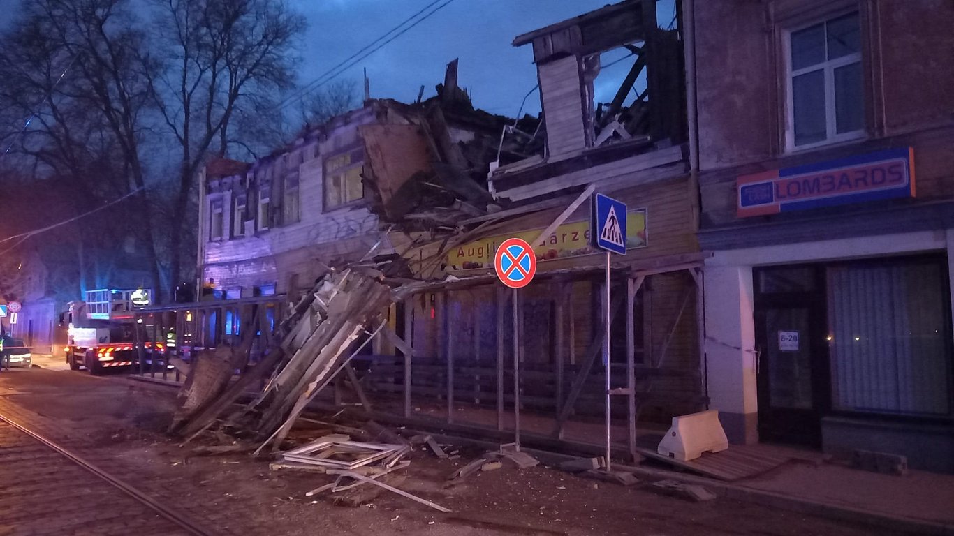 В Риге обрушился аварийный дом на улице Петерсалас В Риге обрушился аварийный дом на улице Петерсалас