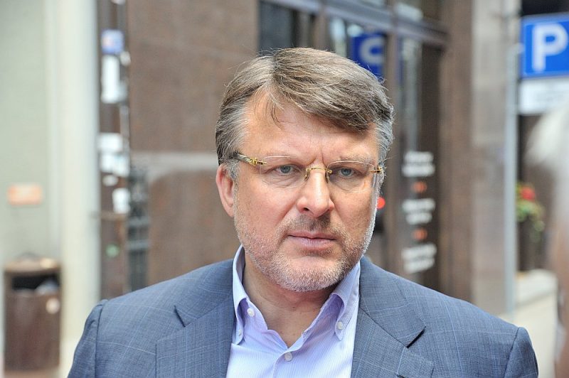 Шлесерс: зарплаты политиков и чиновников должны быть заморожены