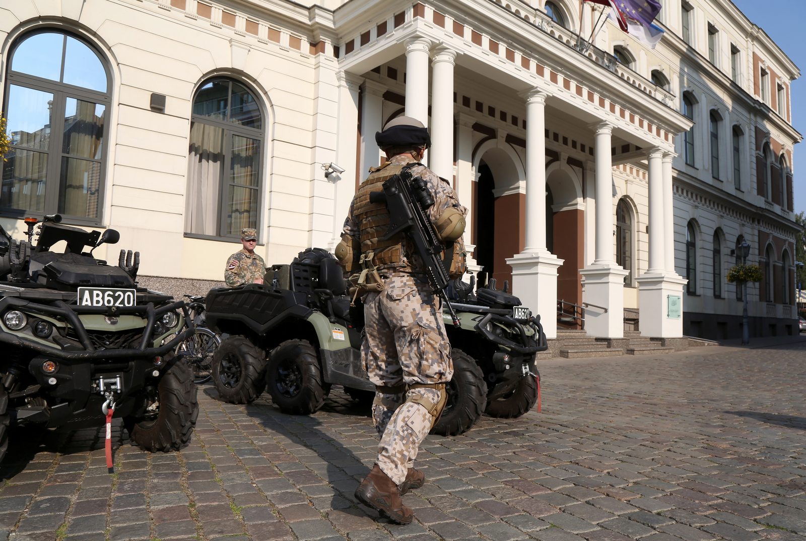 Латвия в шаге от введения военного локдауна?