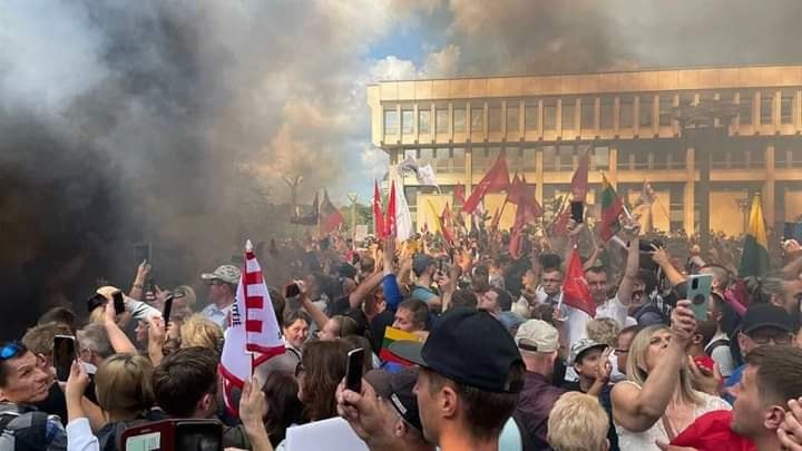 Возле Сейма Литвы - беспорядки: полиция использовала слезоточивый газ (видео)