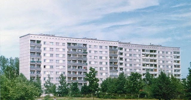 В Пурвциемсе с крыши 9-этажного дома упал мужчина В Пурвциемсе с крыши 9-этажного дома упал мужчина