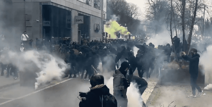 В Брюсселе протесты против ковид-ограничений переросли в беспорядки В Брюсселе протесты против ковид-ограничений переросли в беспорядки