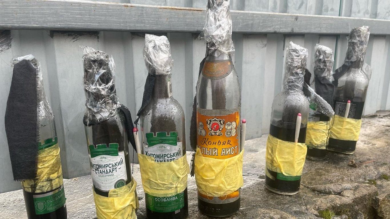 Двое бросили «коктейль Молотова» в дом украинской семьи — полиция не считает это преступлением на почве ненависти Двое бросили «коктейль Молотова» в дом украинской семьи — полиция не считает это преступлением на почве ненависти