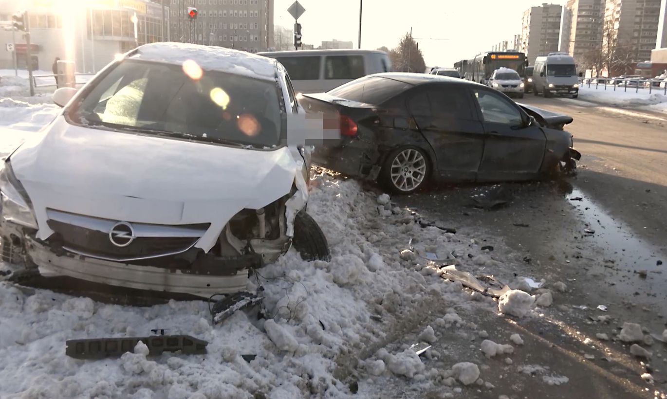 Серьезная авария в Плявниеки: две женщины не поделили перекресток Серьезная авария в Плявниеки: две женщины не поделили перекресток