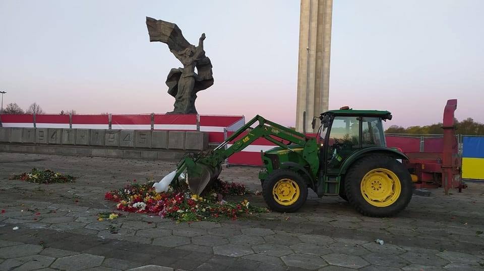 Власти Риги поспешно убрали все цветы у памятника Освободителям (дополнено комментарием латышского политолога)