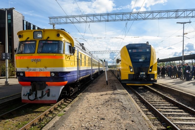 Старые электрички пытаются продать в страны Азии Старые электрички пытаются продать в страны Азии