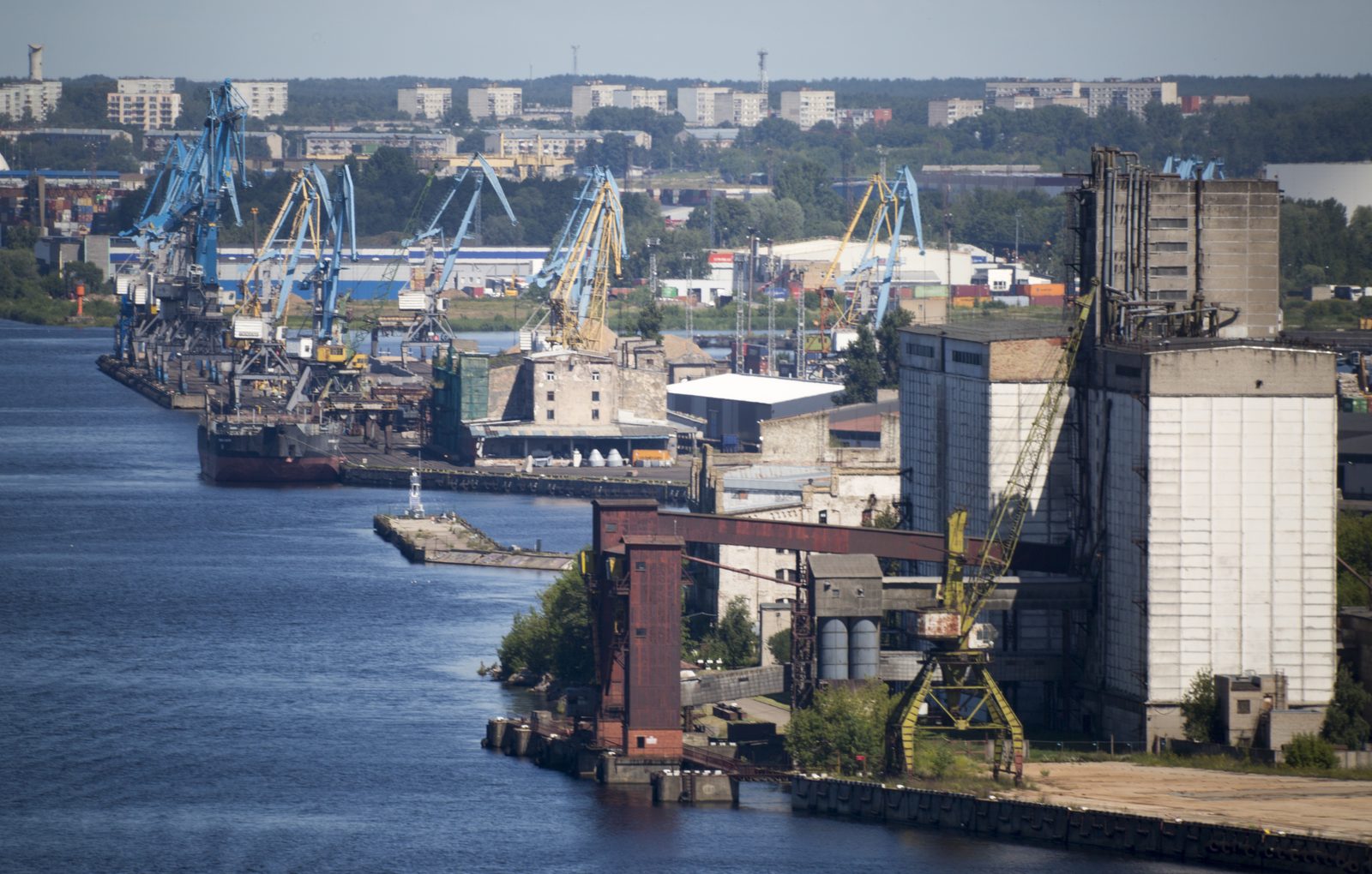 Rīgas ostā pārkrauto kravu apmērs četros mēnešos sarucis par 15,8% Rīgas ostā pārkrauto kravu apmērs četros mēnešos sarucis par 15,8%