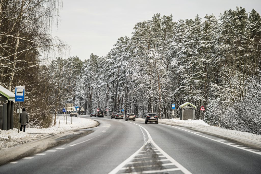 Местами в Видземе, Земгале и Курземе затруднено движение из-за снега и обледенения