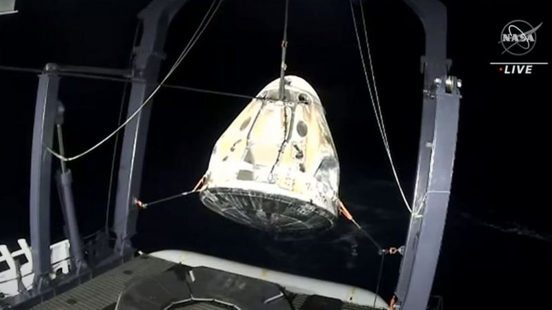 Ночное возвращение с МКС. Астронавты НАСА успешно приводнились Ночное возвращение с МКС. Астронавты НАСА успешно приводнились