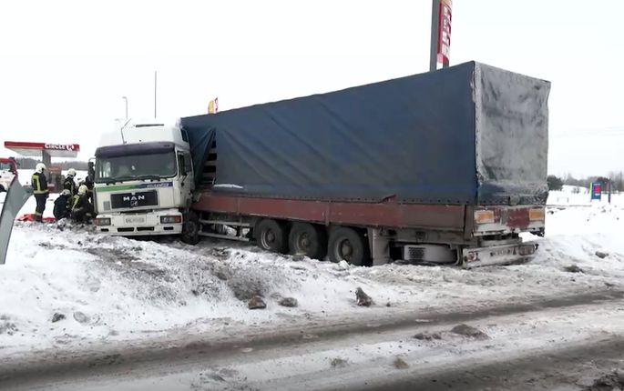Пьяный дальнобойщик на "круговой" поехал в другую сторону и вызвал серьезную аварию