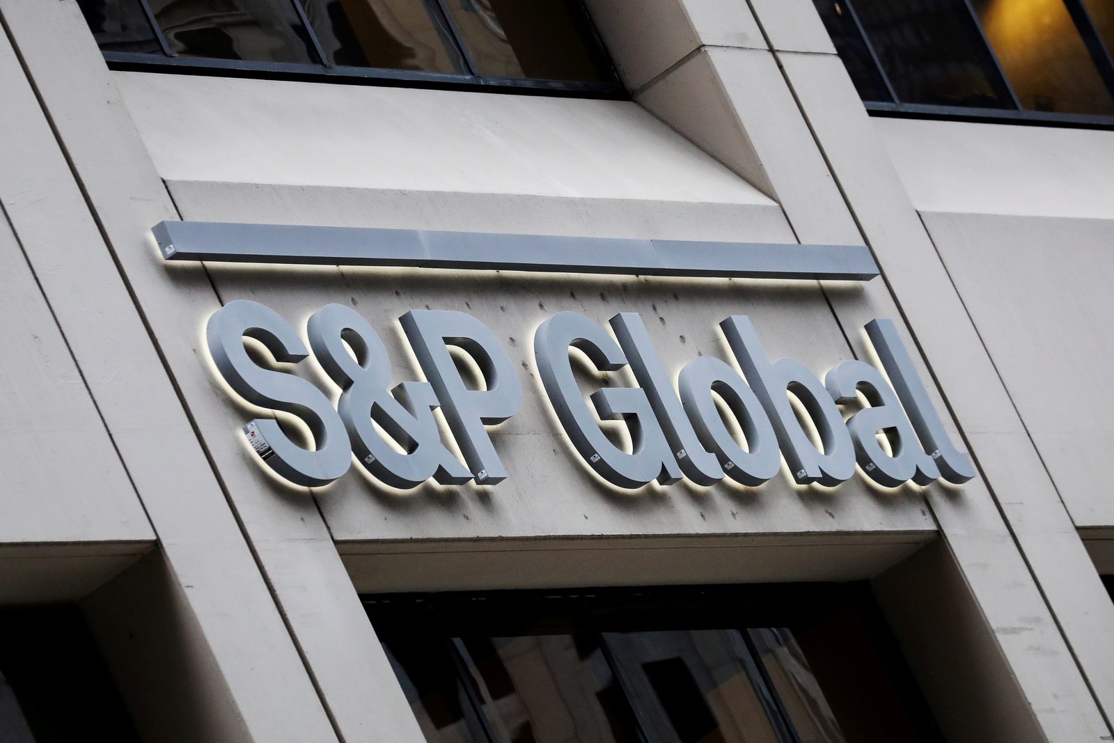 "S&P Global Ratings" сменил будущую оценку кредитного рейтинга Латвии со стабильной на негативную "S&P Global Ratings" сменил будущую оценку кредитного рейтинга Латвии со стабильной на негативную