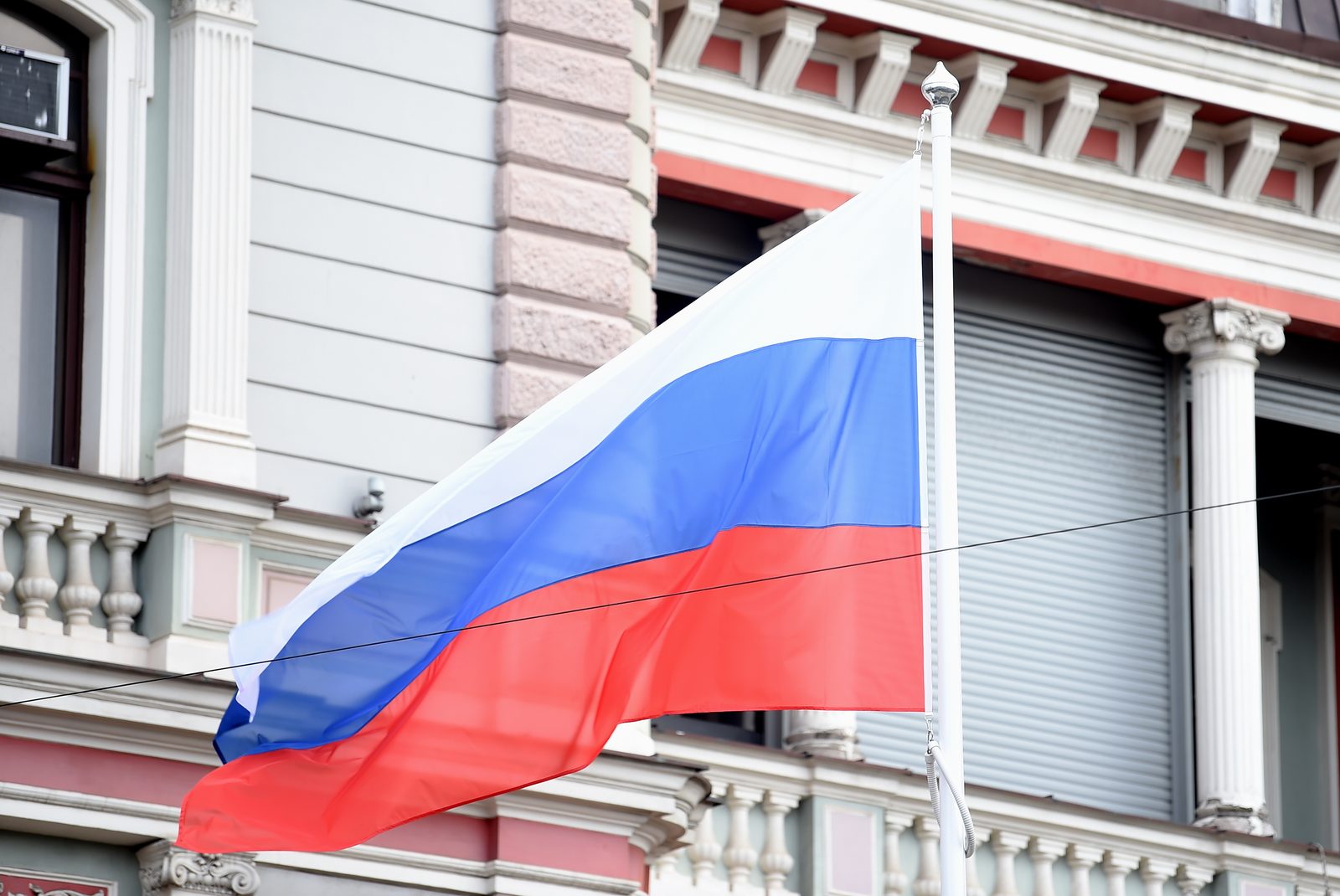 В Германии забросали бутылками с краской здание посольства РФ и осквернили памятник