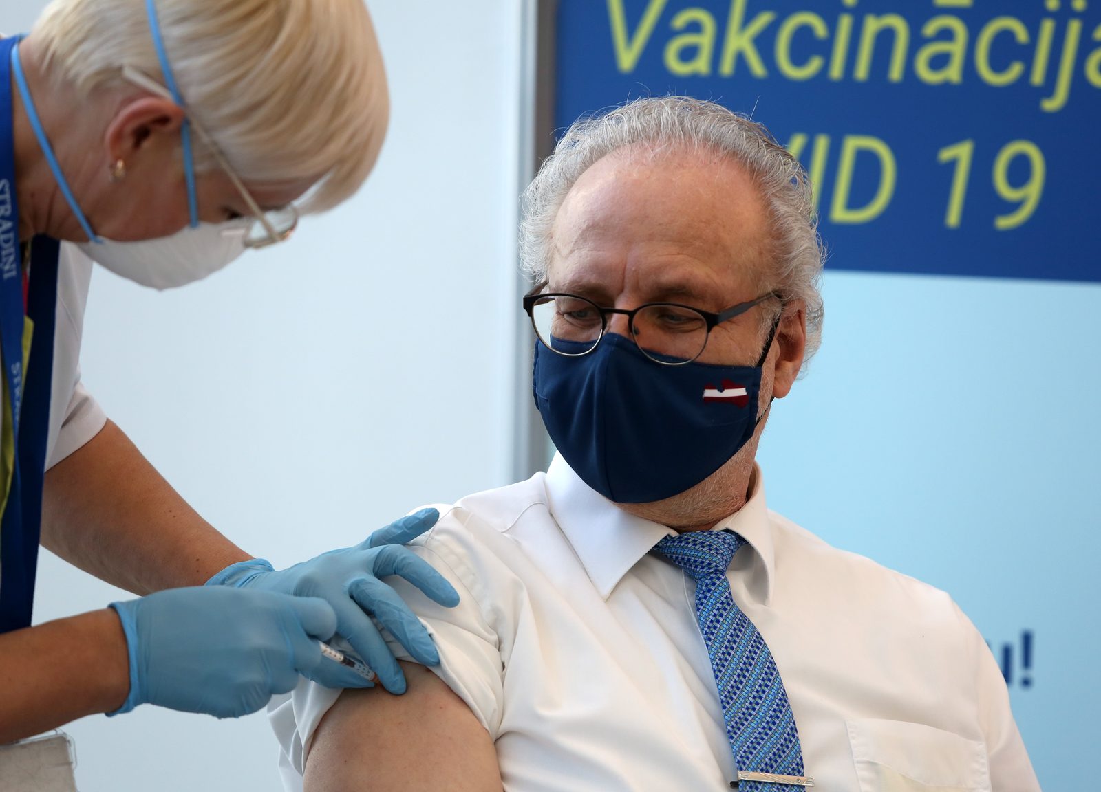 Министры, председатели комиссий Сейма и генпрокурор будут привиты