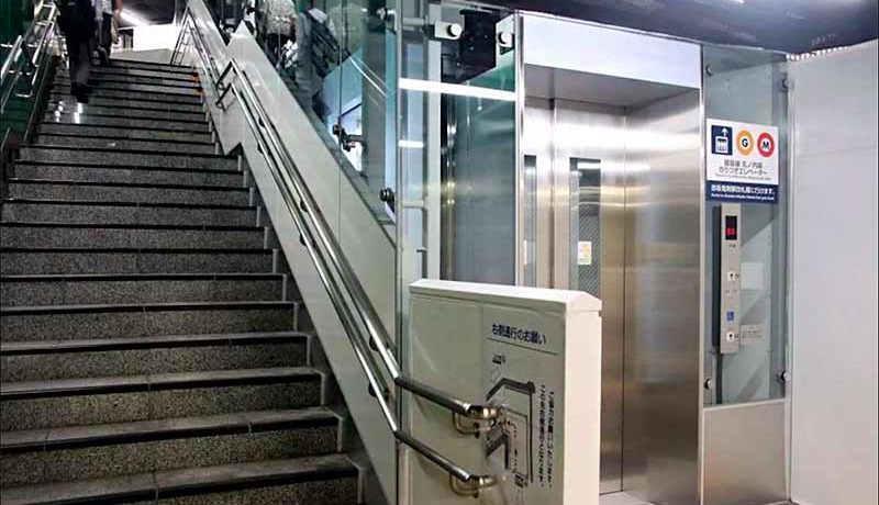 В Токио из-за землетрясения остановились около 55 тыс. лифтов В Токио из-за землетрясения остановились около 55 тыс. лифтов