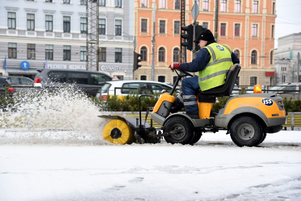 Во время уборки снега в Риге будут действовать ограничения Во время уборки снега в Риге будут действовать ограничения