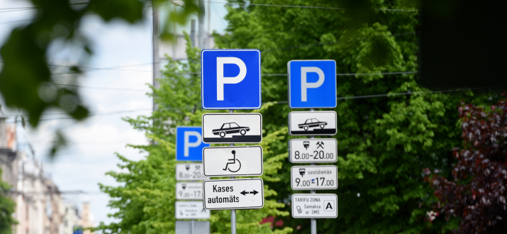 Rīgas satiksme не планирует менять тарифы на парковку до 2027 года Rīgas satiksme не планирует менять тарифы на парковку до 2027 года