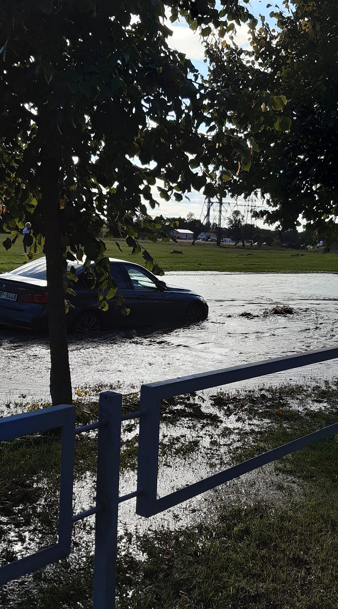 В Зиепниеккалнсе прорвало магистральный водопровод. Транспорт пошел в объезд