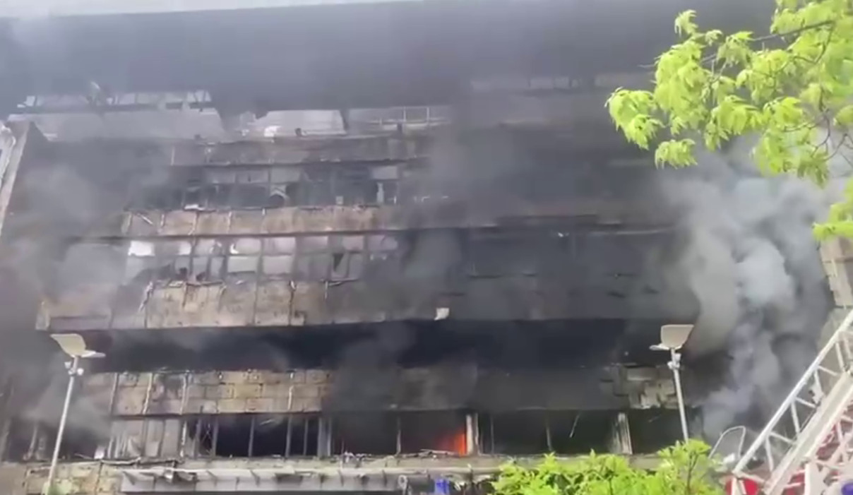 Большой пожар в Москве: в горящем бизнес-центре могут быть заблокированы люди Большой пожар в Москве: в горящем бизнес-центре могут быть заблокированы люди