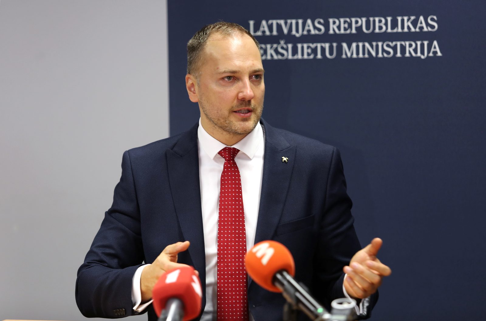 Kariņš un Ģirģens vienisprātis par nepieciešamību atjaunot augstāko mācību iestādi sagatavošanai darbam policijā Kariņš un Ģirģens vienisprātis par nepieciešamību atjaunot augstāko mācību iestādi sagatavošanai darbam policijā