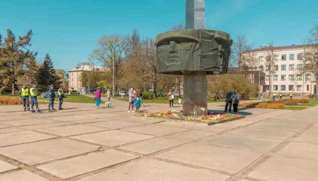 Памятники в Даугавпилсе начнут сносить 30 октября. О перекрытии движения у памятников сообщила Госполиция Памятники в Даугавпилсе начнут сносить 30 октября. О перекрытии движения у памятников сообщила Госполиция