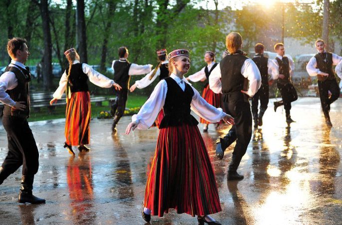 Организаторы: проблемы с очередями за водой на Празднике песни и танца решены