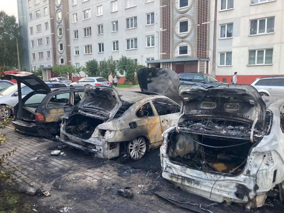 В Плявниеках ночью сгорели четыре машины (уточнено) В Плявниеках ночью сгорели четыре машины (уточнено)