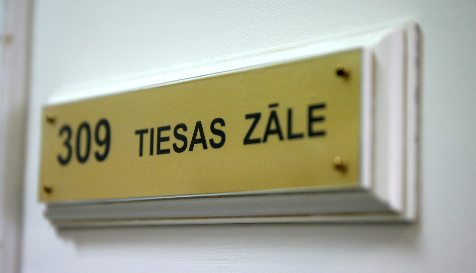 Tiesai nodod krimināllietu par sirmgalvei piederoša īpašuma izkrāpšanu