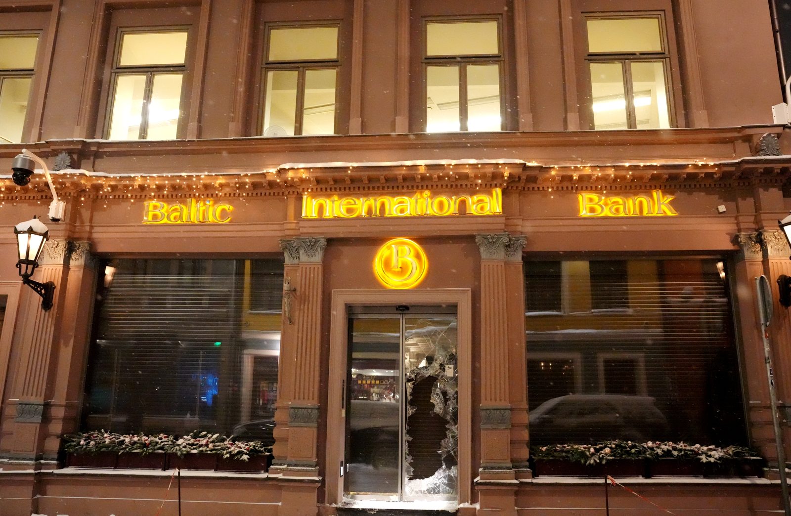 Выбили дверь в Baltic International Bank потому, что там возможно отмывали деньги